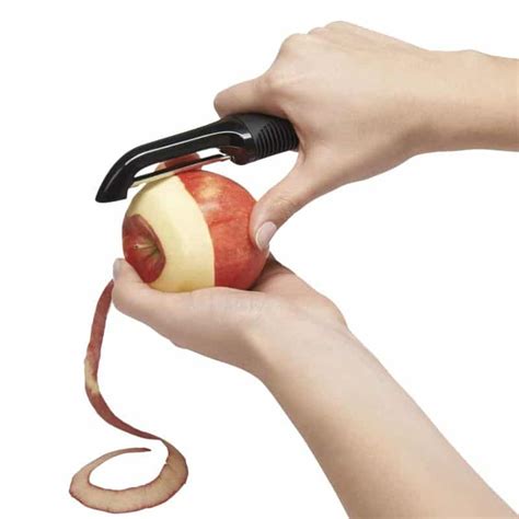 How to Use an Apple Peeler? Made Easy