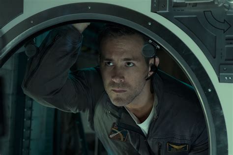 Life: Ryan Reynolds, Jake Gyllenhaal on Their Zero-G Thriller | Collider