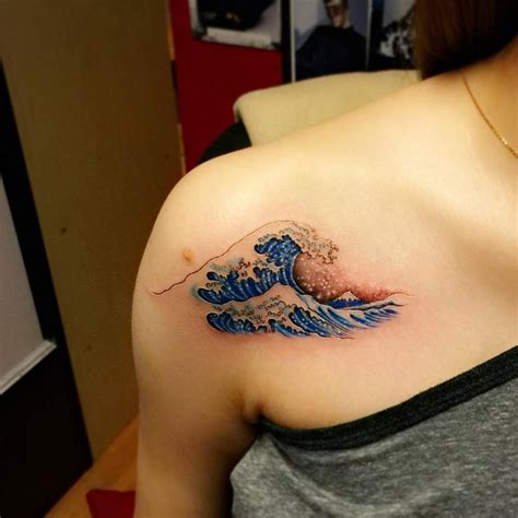 Adaptation of "The great wave off Kanagawa" tattoo on