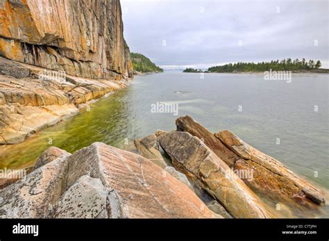 Agawa Rock am Wegesrand Agawa Rock Piktogramme gesäumt von Lake ...