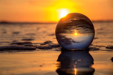 Gambar : kaca, air, lautan, matahari terbit, bola, refleksi, cahaya, langit, pagi, fokus, tepi ...