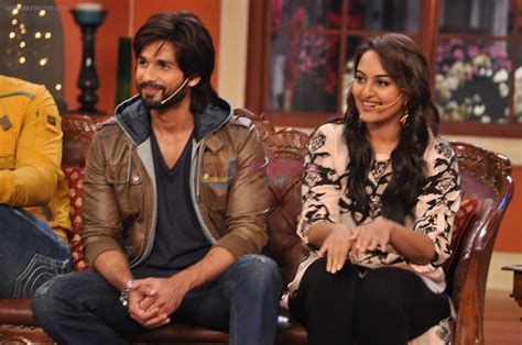 Sonakshi Sinha, Shahid Kapoor on the sets of Comedy Nights with Kapil ...