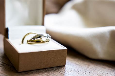 Two gold wedding rings on white - Creative Commons Bilder