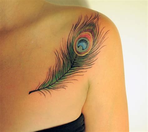 Pluma de Pavo Real en Hombro - Tatuajes para Mujeres