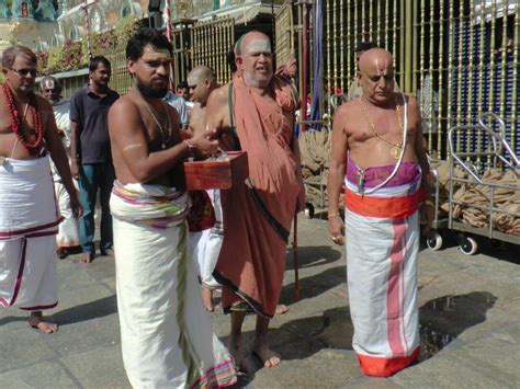 Kanchi Kamakoti seer Jayendra Saraswathi offers prayers in Tirumala ...