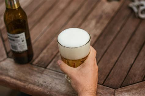 What type of glassware is best for serving ale beer, and why? - drinkstype.com