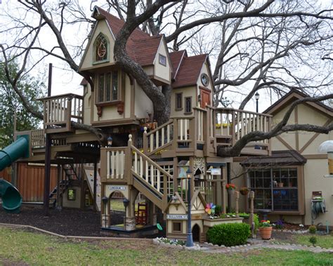 Texas Couple Builds Elaborate Tree House Mansion for Grandkids