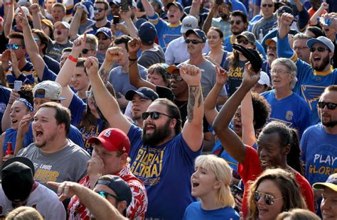 Flipboard: Thousands of Blues fans swarm St. Louis before thunderstorms break up the party