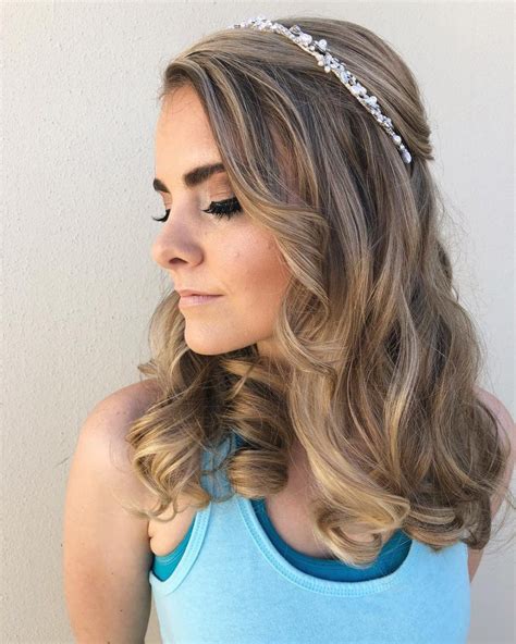 Steal This Amazing Medium Hairdos Ideas For Your Prom Night - Nona Gaya | Prom hair medium ...