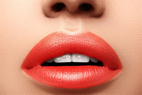 The Sexiest Orange-Red Lipsticks For Every Skin Tone - Molly Sims