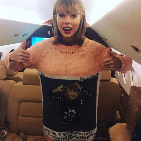 Taylor Swift Shows Off Fan-Knit Sweater – It Features a Polaroid of Her! - KnitHacker