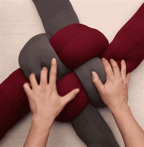 Turn Your Crappy Old Leggings Useful With This Easy DIY Knot Pillow ...