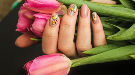 Floral Nail Art For Spring Doesn't Have To Be Boring! How To Remix The Look