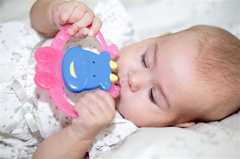 What Helps For Teething Babies? 7 Best Baby Teething Remedies