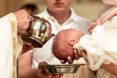 Taufe planen: Die besten Tipps zur Vorbereitung auf Babys Tauffeier ...