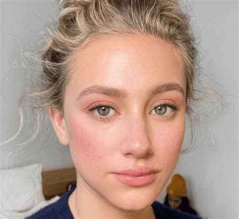 How to Wear Peach Makeup on Your Eyes, Lips, and Cheeks