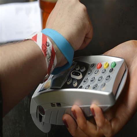 How To Use RFID Wristbands for Events and Festivals