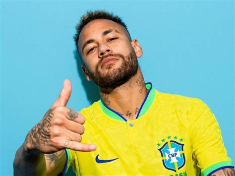 Neymar tem estado atualizado por médico da Seleção após lesão