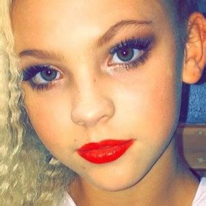 Jordyn Jones Makeup: Charcoal Eyeshadow, Gold Eyeshadow & Red Lipstick | Steal Her Style