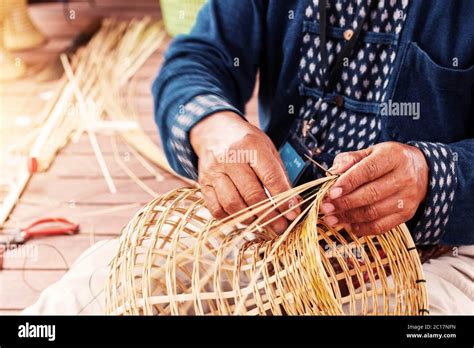 Hands weave bamboo baskets Stock Photo - Alamy