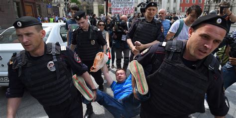 Russian Gay Activists Detained After Unsanctioned LGBT Rights Rally In Moscow | HuffPost