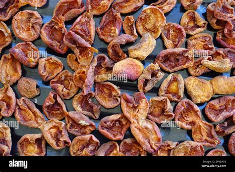 dried fruit in the sun, drying process for storing fruits for a long time, apricot drying ...