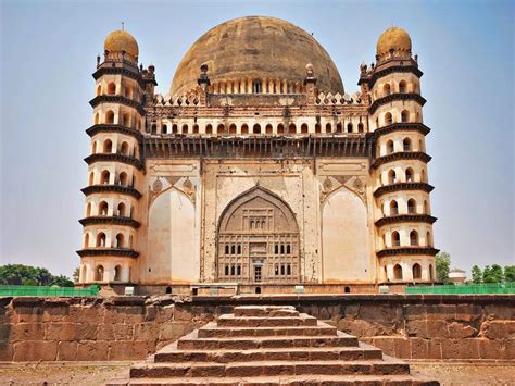 Because of this curse, this temple of Banaras has been tilted to one side for thousands of years ...