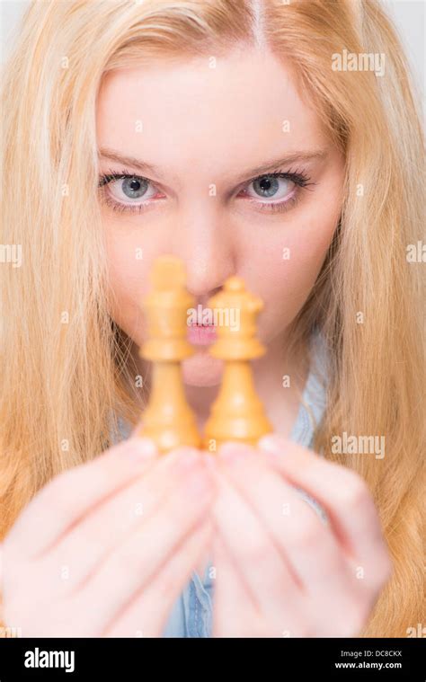 King playing chess hi-res stock photography and images - Alamy