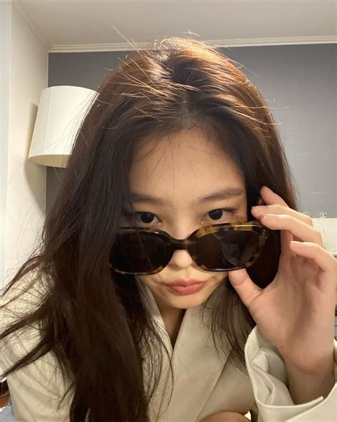 BLACKPINK's Jennie Shares Fun Photos From An At-Home Photo Shoot - Koreaboo