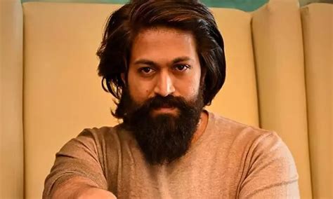 TOXIC actor Yash spotted buying chocolate from a small shop, Photos Viral