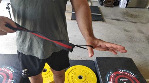 How To Use Weightlifting Wrist Wraps - RAWR Strength