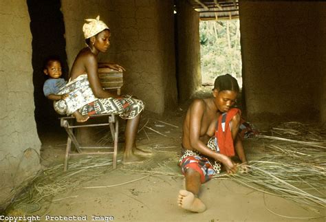 village life in Africa: Women of Kpelle tribe socializing inside hut ...