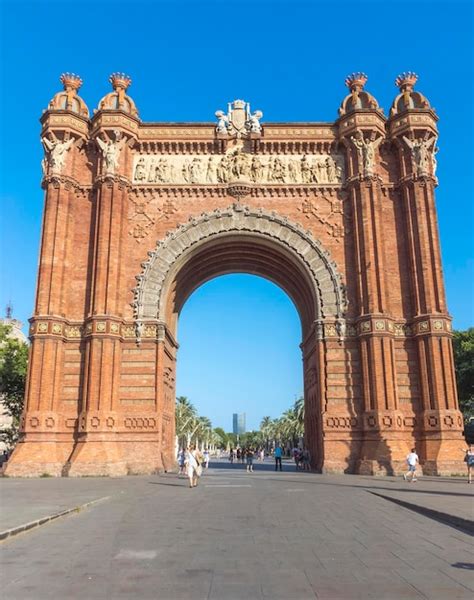 Premium Photo | Arc de Triomf