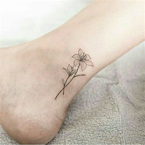 Tatuagem de flor. Tornozelo. Small Lily Tattoo, Dainty Flower Tattoos, Simple Flower Tattoo ...