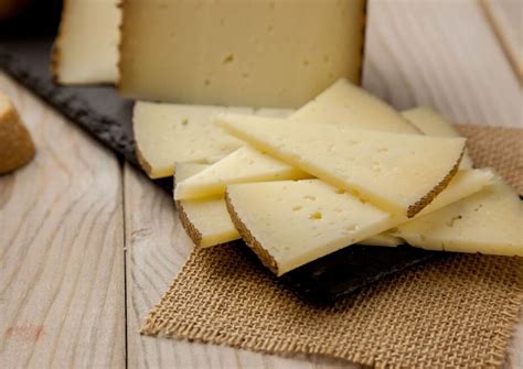 Manchego Cheese: Flavor Pairings & Culinary Guide