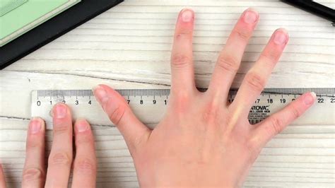 How to Measure Hand Size - YouTube