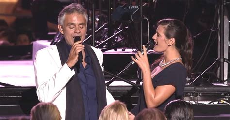 Andrea Bocelli und seine schöne Frau Veronica Berti singen ein leidenschaftliches Duett und ...