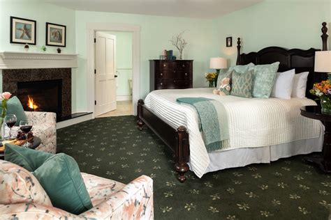 Cape Cod Bed & Breakfast: Guest Rooms - Captain's Manor Inn (Falmouth, MA)