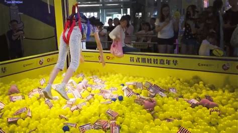 Too much fun: Big claw machines using man as claw - YouTube