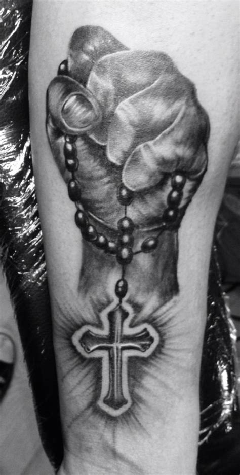 Fist rosary tattoo … (met afbeeldingen) | Rozenkrans tatoeages ...