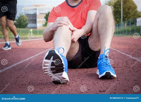 Runner with Injured Knee on Track Stock Photo - Image of ankle, athlete: 88025374