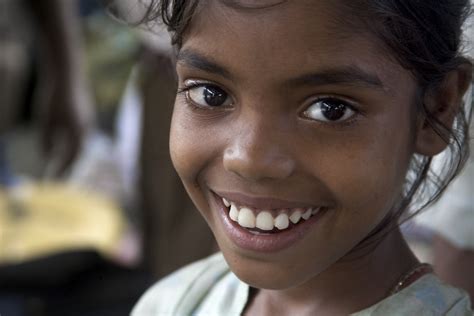 File:India - Delhi smiling girls - 4698.jpg - Wikimedia Commons