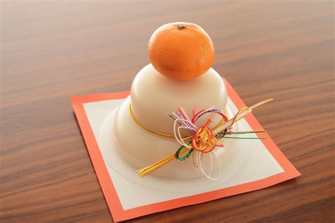 Let's decorate "Kagami-mochi", a popular ornament for the New Year in ...