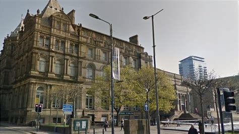 Leeds Art Gallery closes for 'major repairs' to roof - BBC News