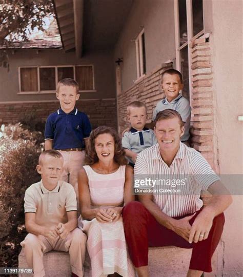 Chuck Connors Family Photos et images de collection - Getty Images