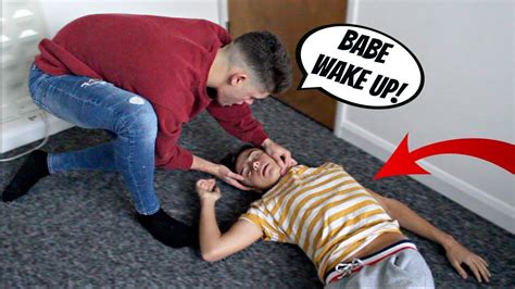 PASSED OUT PRANK ON MY BOYFRIEND (Cute Reaction) - YouTube