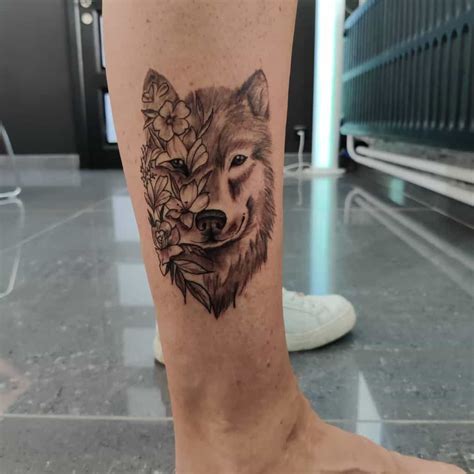 46 Un ρeqᴜeño tatuaje de lobo es unɑ exceƖenTe manera de mostɾar fuerza ...