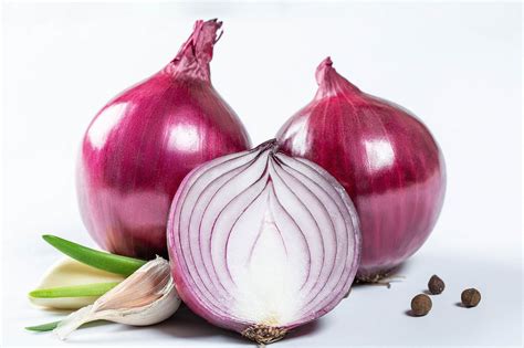 Ganze und halbierte rote Zwiebeln mit Knoblauchzehen und Pfefferkörnern | Onion benefits health ...