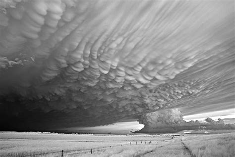 Upside-down clouds grow down and cascade across the Kansas sky | New Scientist