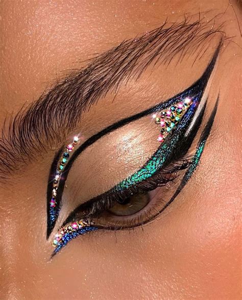 20 Cool makeup looks and Ideas for 2021 : Black & Emerald Graphic Line